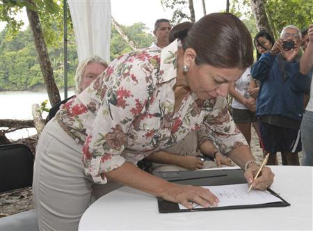President Laura Chinchilla Signing Sharking Finning Ban into law 